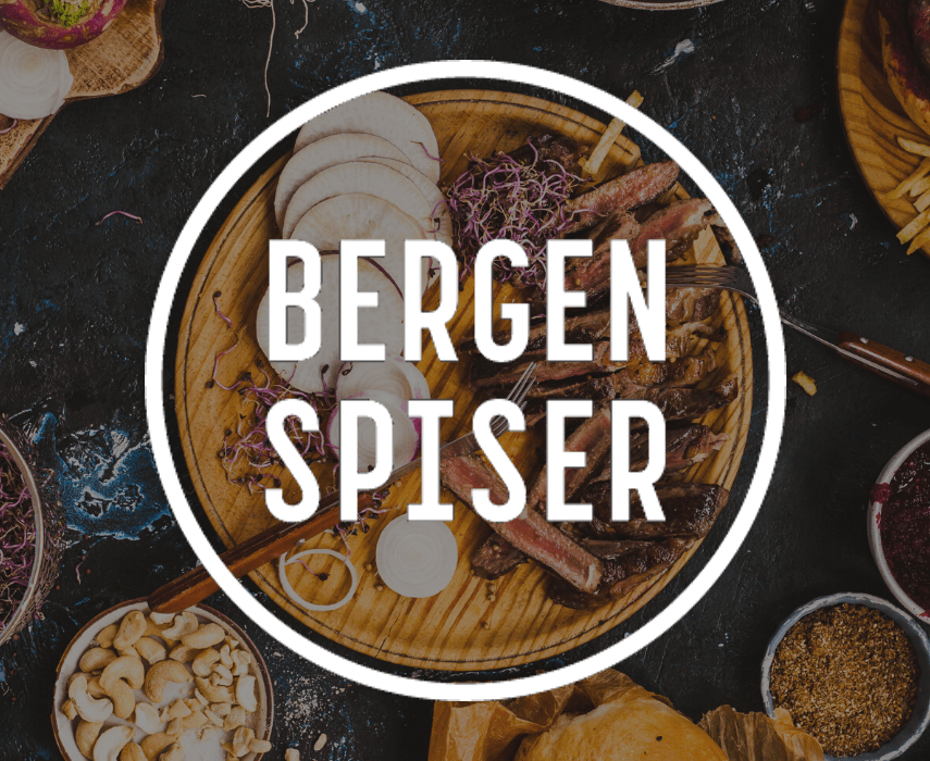 Topputsikt av et trefat med diverse matvarer og teksten "Bergen Spiser" i midten, omgitt av boller med nøtter, grønt og en bolle.
