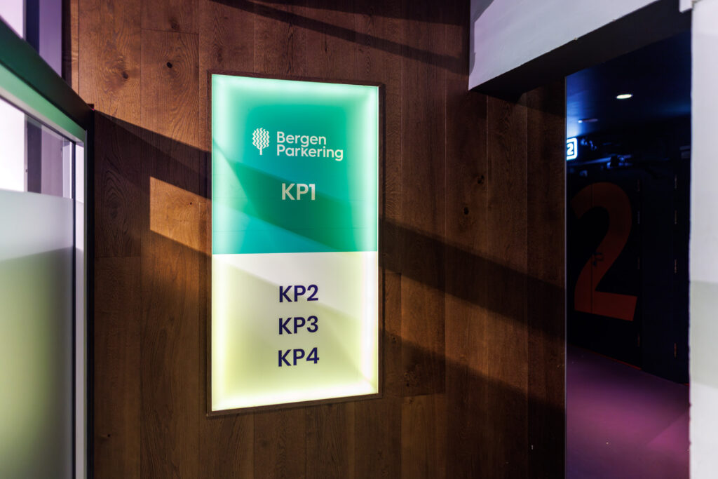 Lyskasseskilt på Bergen Kino merket med Bergen Parkering sin logo over KP1