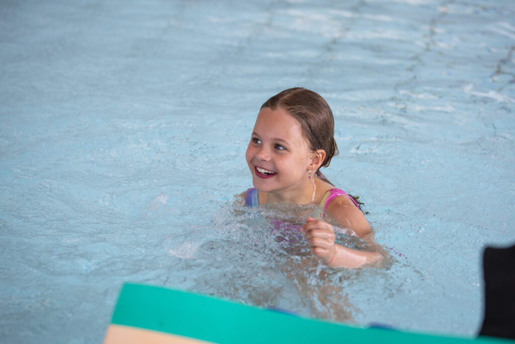 Bilde av et jentebarn i et svømmebasseng