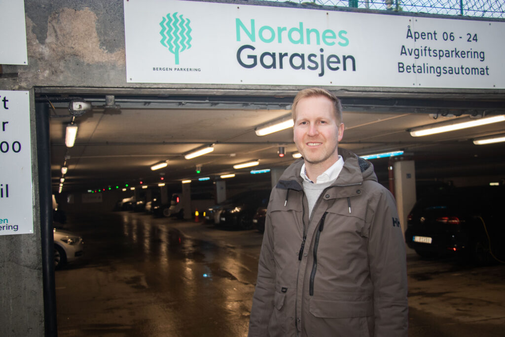 Bilde av Trond Birkeland foran innkjøring til NordnesGarasjen