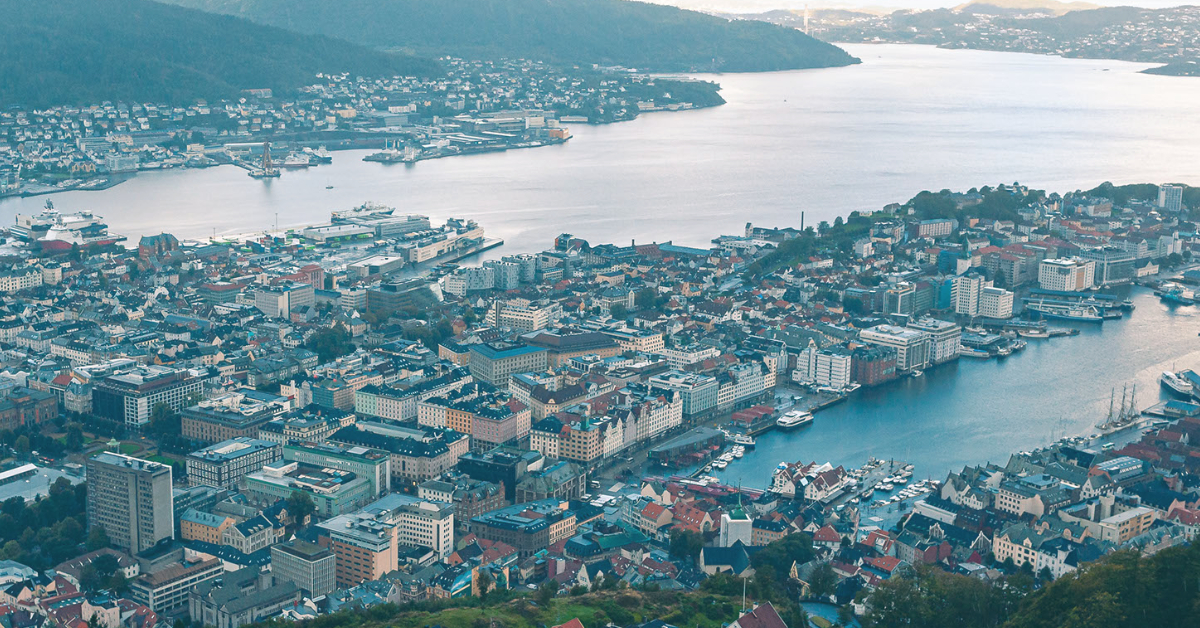 Bildet av Bergen sentrum tatt fra Fløyen mot Bergensfjorden