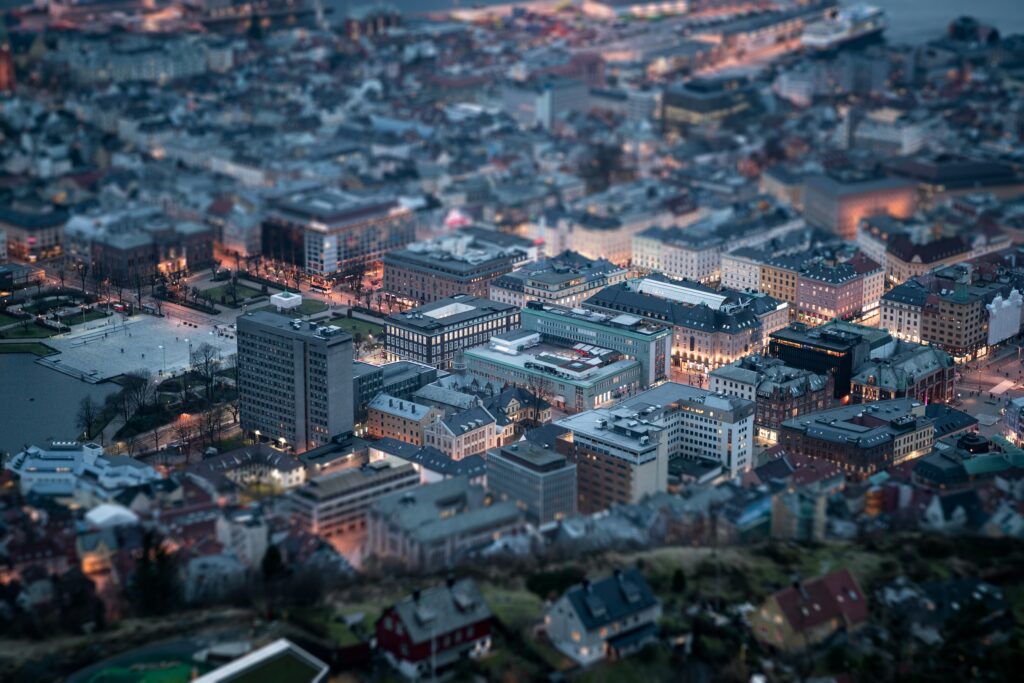 Flyfoto av sentrumskjernen i Bergen, rundt Festplassen og Torgallmenningen