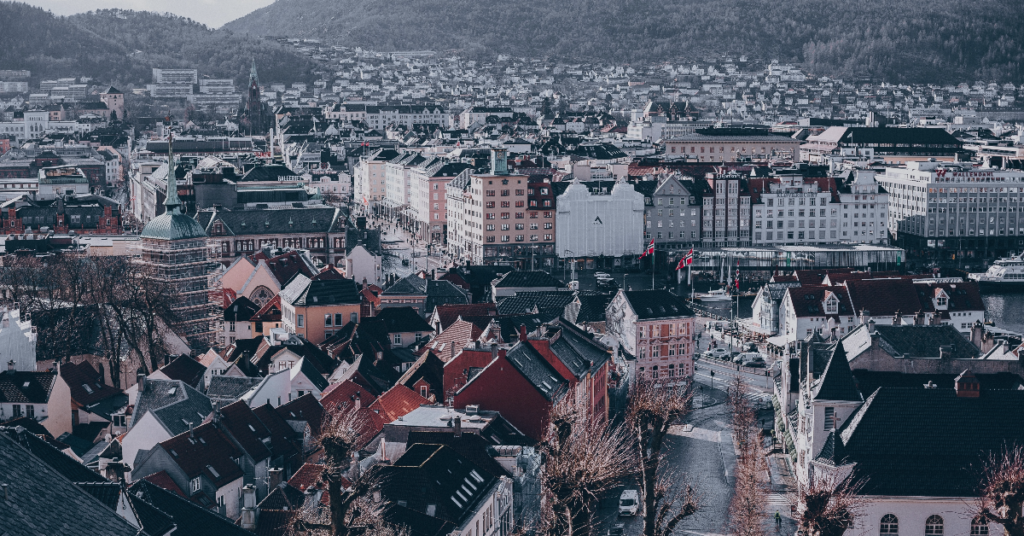 Bilde av Bergen sentrum tatt fra Skansen, som viser Vågsbunnen og byggene mot Torgallmenningen