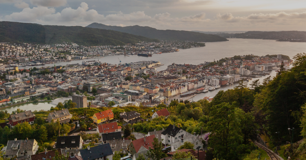Bilde av Bergen sentrum tatt fra Fløibanen. Man ser Nordneshalvøya, Laksevåg og Skansen. Det er delvis skyet himmel, cirka midt på dagen.