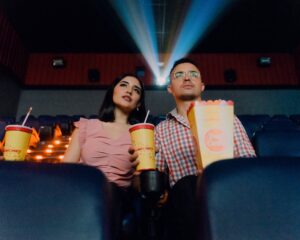 Bilde av en mann og en dame i en kinosal